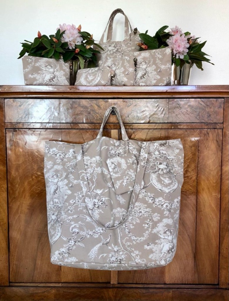 Täschchen und Taschen in unterschiedlichen Größen aus Designerstoffen